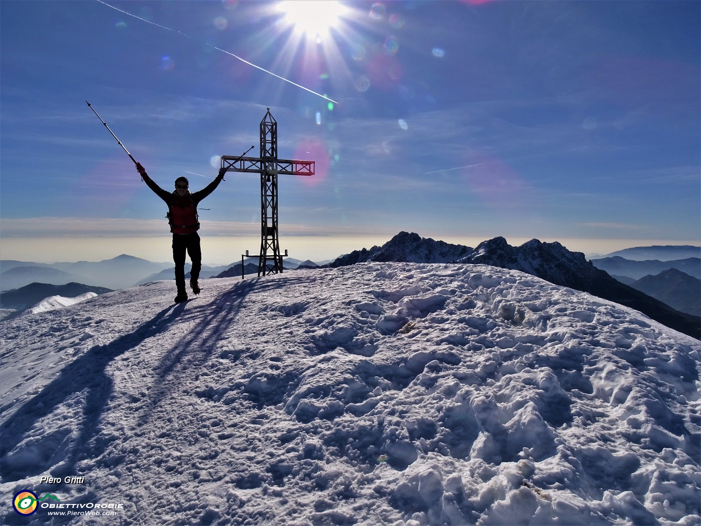 47 Alla croce di Cima Grem (2049 m) con raffiche di vento.JPG